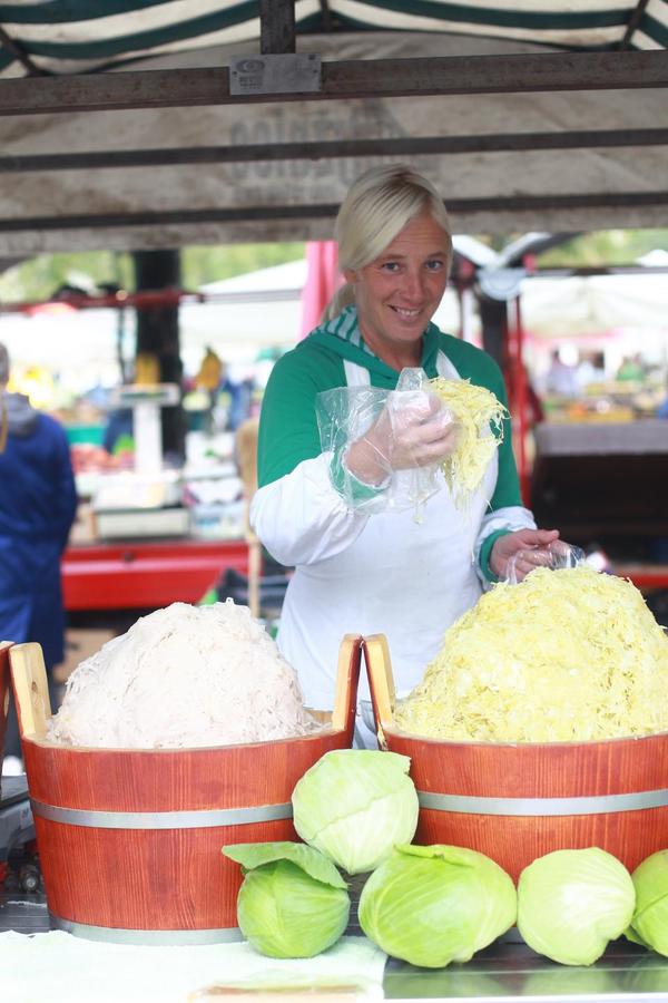 Uporaba sezonskih regijskih sestavin je tudi temelj trajnostnega delovanja gostinstva in širše turistične ponudbe. Tako je seštevek koristi za vse, ki jih tako ali drugače povezuje kulinarika, samo še večji. Krepi se namreč tudi dobaviteljska veriga, ki z boljšim gmotnim položajem zmore zagotavljati kakovostnejše pridelke oziroma sestavine hrane.