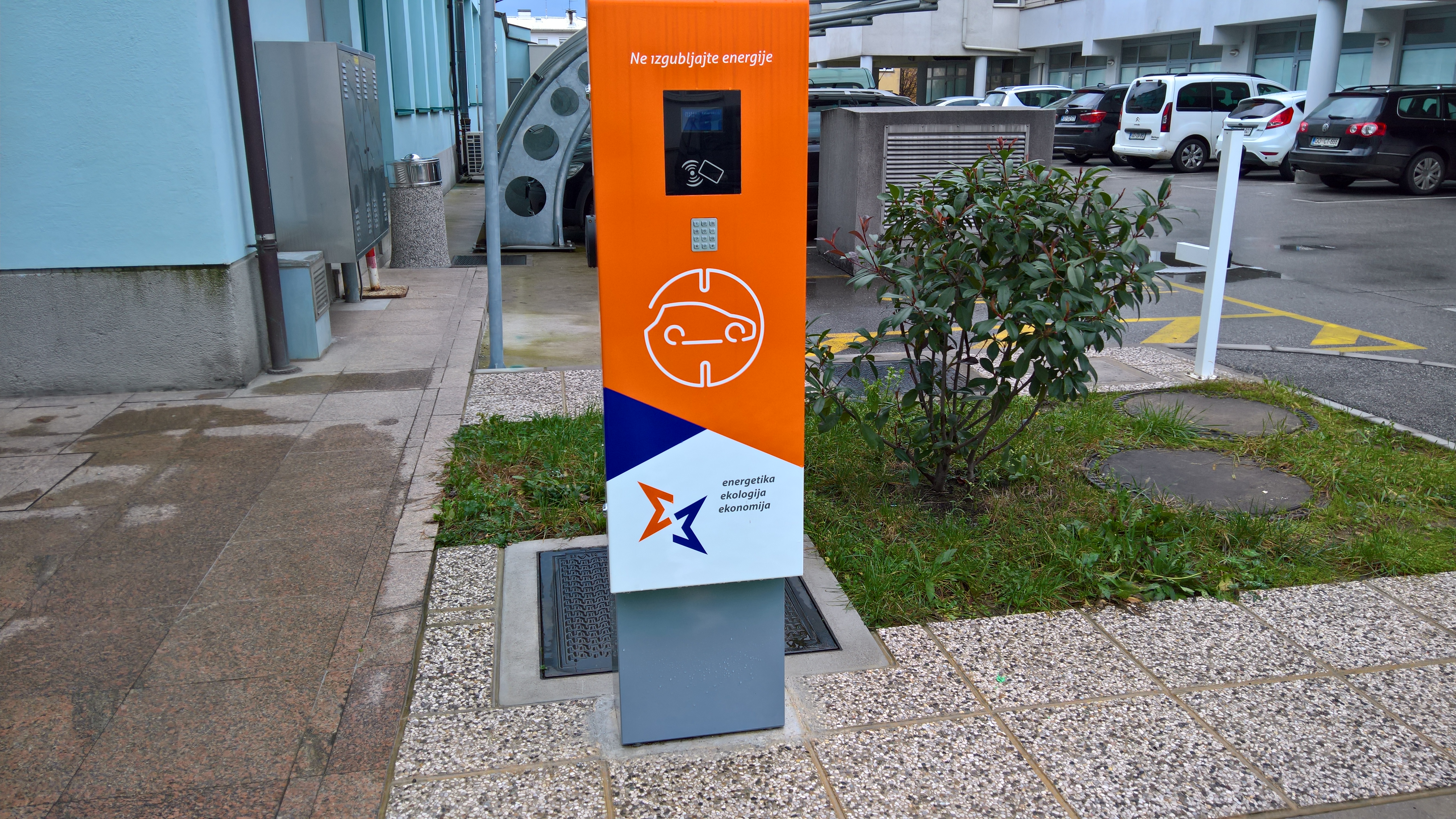 Množična uporaba električnih avtov vse bliže