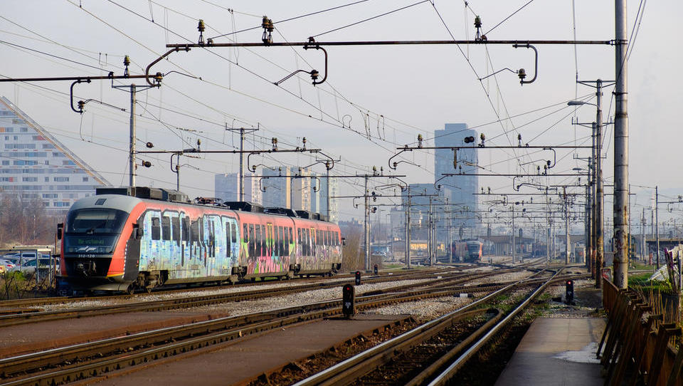 Tako je bela stavka ustavila potniške in tovorne vlake v Sloveniji - Finance.si