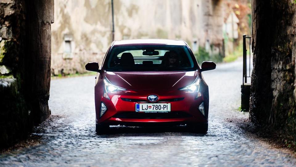 Avto, ki je oral hibridno ledino