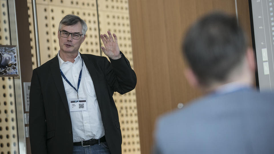 (Intervju) Javna uprava za rutinska opravila porabi nerazumno veliko...