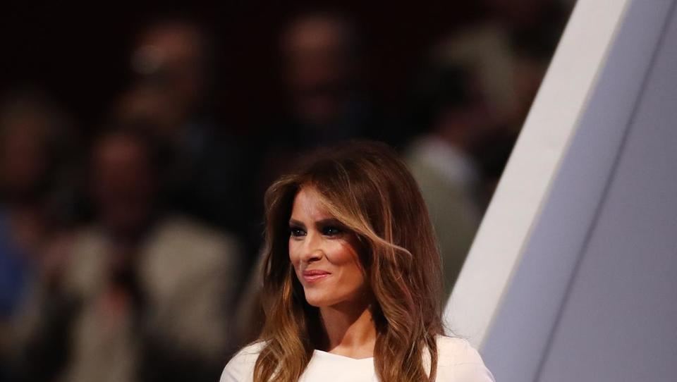 Kako bi se oblekli - kot Melania Trump ali kot Eva Irgl?