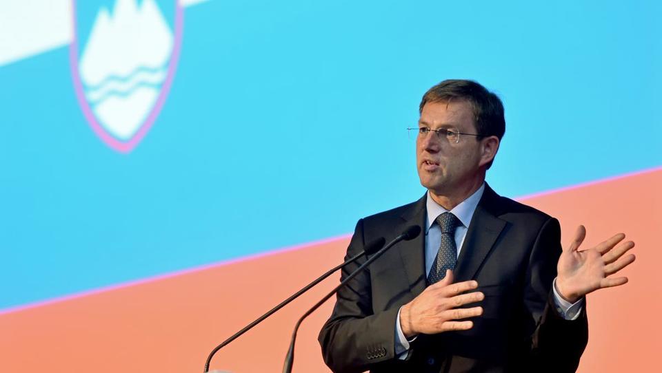 Slovenija šampion - imamo eno najslabših javnih uprav! 